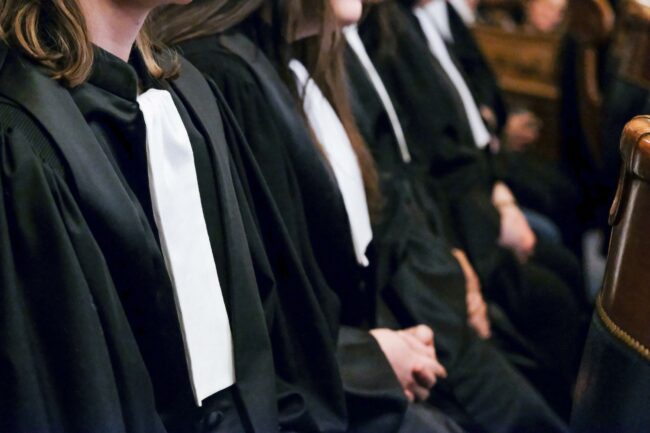 Magistrats judiciaires, enfermés dans leur « tour d’ivoire » ou assignés plus souvent qu’à leur « tour d’y voir » ?